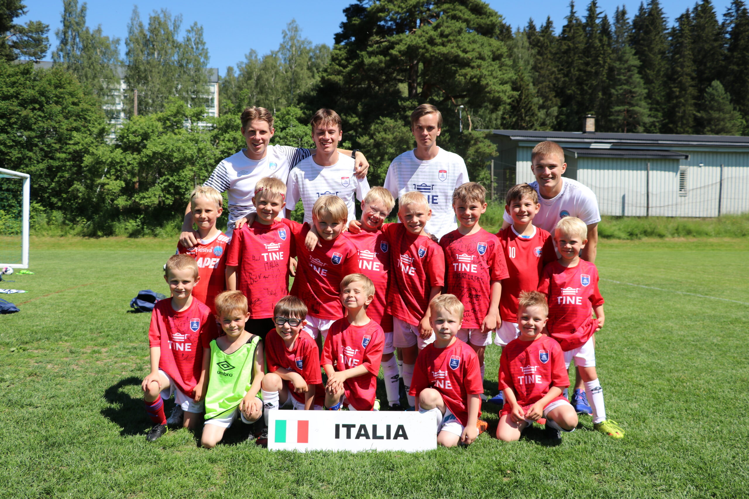 Italia: 1. rad fra venstre: Ludvig Haug Flatner, Theodor Haug Flatner, Elliot Jacobsen, Samuel Myhren-Gusterudmoen, Henrik Emilian Løvenskiold, Theodor Digernes Rønning. 2. rad fra venstre: Oliver Fleischer, Jakob Buvarp, Karl Georg Rimfeldt, Henrik Sund, Martin Jacobsen, Gotfred Vikertorpet, Noah Sebastian S. Mangseth, Eric Oscar Alexander De Geer. Instruktører: Alexander Håpnes, Vegard Bratrok, Vegard Finbråten og Markus Nygård.