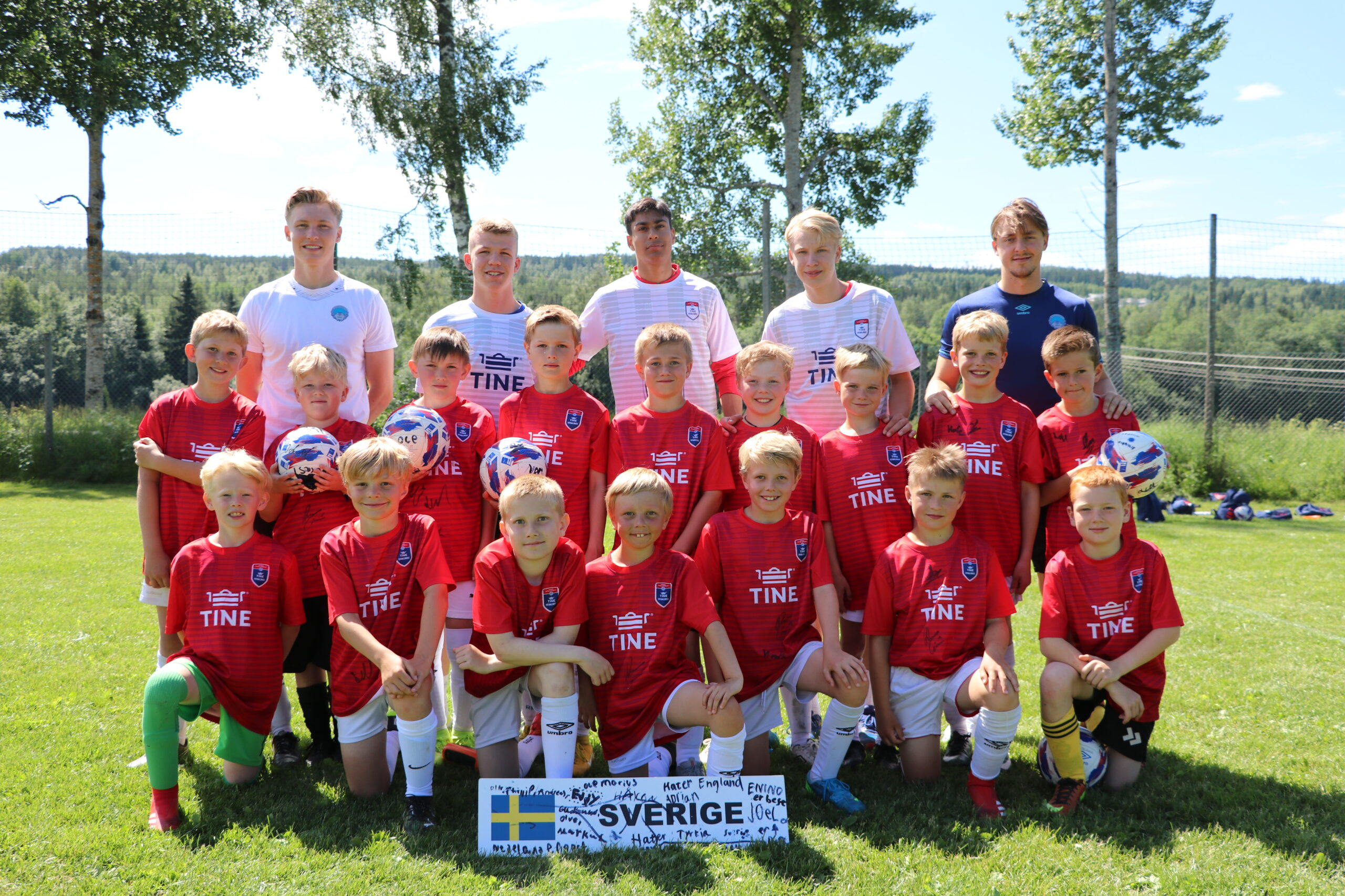 Sverige: 1. rad fra venstre: Adrian Jørgensen, Eivind Ek Skarnes, Markus Hauger Hanssen, Ola Rudolfsen Sørlie, Sebastian Myhren-Gusterudmoen, Phillip Paulsen, Martin Solvang Glomsaas. 2. rad fra venstre: Andreas Rosland, Lucas Erling Kristiansen, Ole Marius Karterud Slaastad, Gudmund Melbye, Emil Vikertorpet Andersen, Matheo B. Rolsdorph, Edvald Løvåsmoen, Olve Valseth Buvarp og Håkon Holth Løvberg. Instruktører: Oscar Wang, Henrik Arnesen, Johan Ringen, Joel Larsson og Mathias Gjerstrøm.