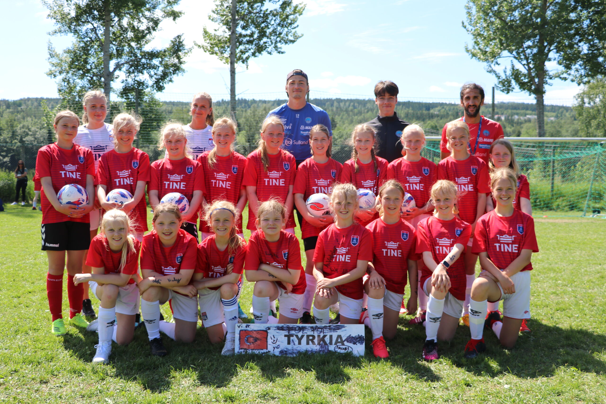 Tyrkia: 1. rad fra venstre: Julia Bråthen Vio, Irma Johanne Larsson Riemann, Emilie Østby, Lily Johanne Rimfeldt, Jessica Marie Ilbråten Olsen, Tuva Billa Mellem, Marthe Østli og Maren Johnsen. 2. rad fra venstre: Mia Sundby-Bredesen, Tone Gjølstad, Jenny Haukerud, Josefine Tomteberget Rønne, Mathilde Schøyen Trosterud, Emma Berg Karlsen, Thea Vikertorpet, Matilde Jonassen, Emma Sofia Victoria De Geer, Mille Vestli. Instruktører: Julie Eriksen, Victoria Møller, Andreas Vedeler, Nikolai Ronaldo Bull og Adem Güven.
