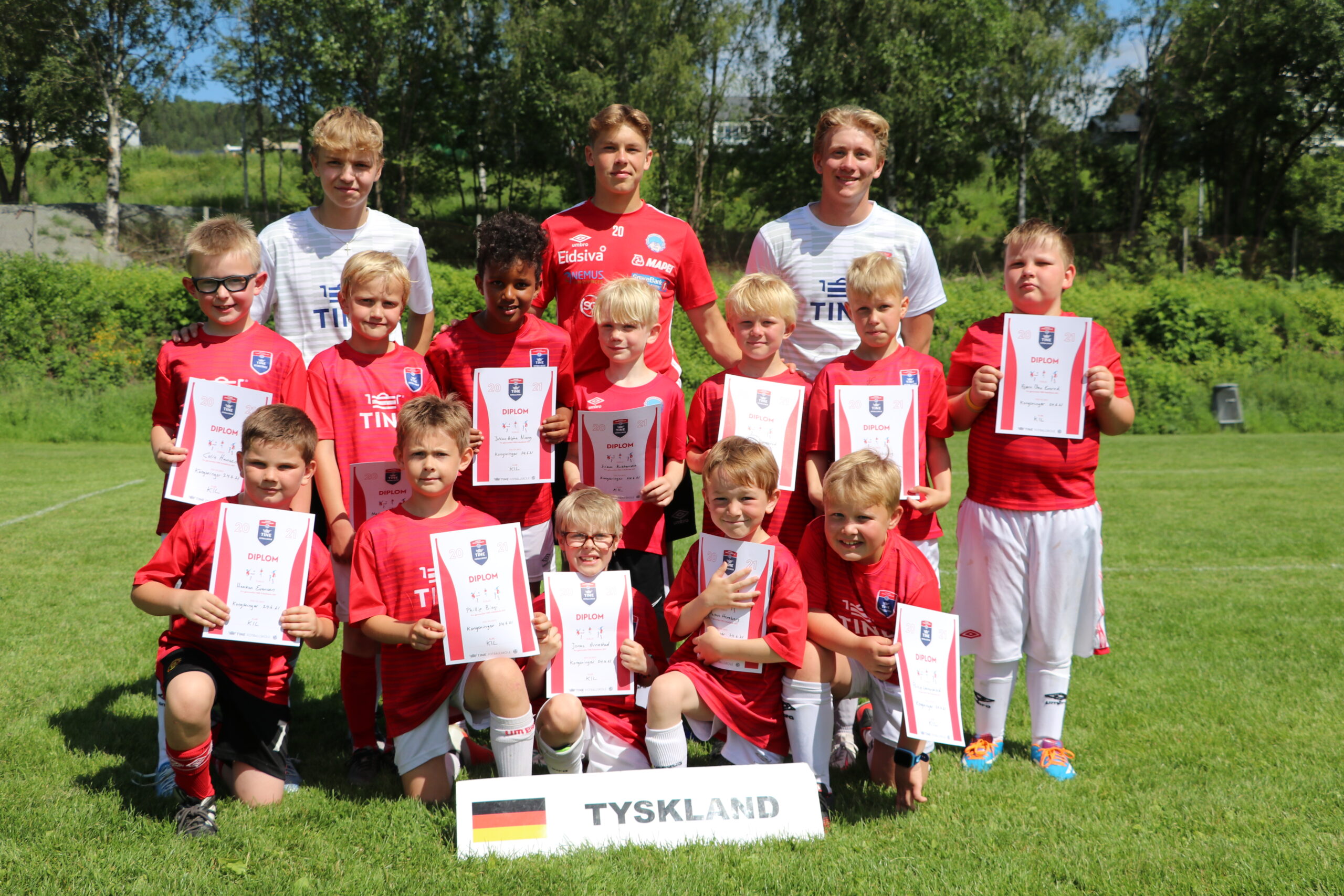 Tyskland: 1. rad fra venstre: Haakon Oustad Evensen, Phillip Andrés Biagi, Jonas Enger Arnestad, Markus Hexeberg, Phillip Matheo Løvenskiold. 2. rad fra venstre: Colin Hansen, Markus Sundby-Bredesen, Julian-Alpha Eidlaug Niang, Liam Kristensen, Karsten Kvittum Konterud, Adam Haarr Molnberg og Bjørn Olav Ensrud. Instruktører: Leon Hansen, Jesper Grundt og Amund Gjersøyen.