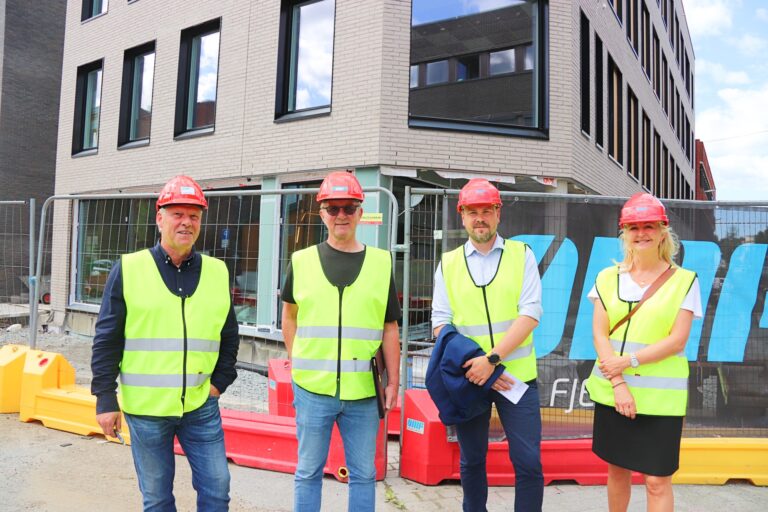 Fra venstre: Driftssjef Jonny Eriksen, leietagerne Bjørn Hagen og Kjetil Moe Løvberg og Kjersti Wangen, daglig leder i KB Gruppen Eiendom.