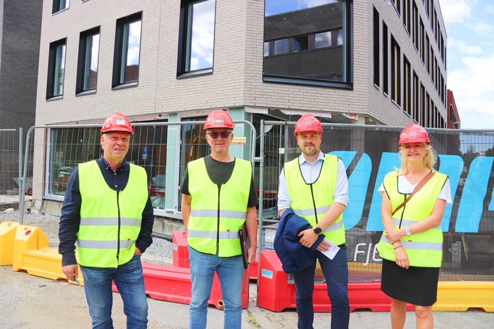 Fra venstre: Driftssjef Jonny Eriksen, leietagerne Bjørn Hagen og Kjetil Moe Løvberg og Kjersti Wangen, daglig leder i KB Gruppen Eiendom.