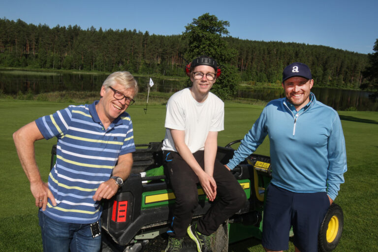 Morten Frantzbråten (f.v.) fra NAV, og Daniel Larsson fra Kongsvingers Golfklubb, er glad for at de kunne tilby Mathias Svensrud sommerjobb.