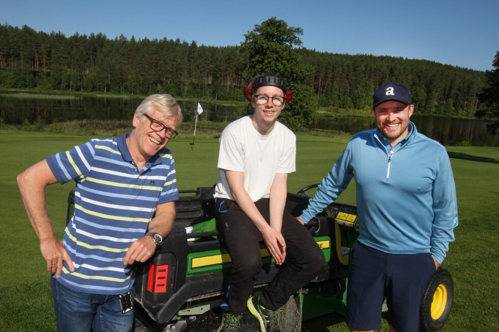 Morten Frantzbråten (f.v.) fra NAV, og Daniel Larsson fra Kongsvingers Golfklubb, er glad for at de kunne tilby Mathias Svensrud sommerjobb.