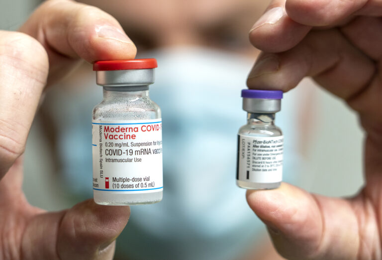 Folkehelseinstituttet åpner for å kombinere de to koronavaksinene fra Moderna og Pfizer.