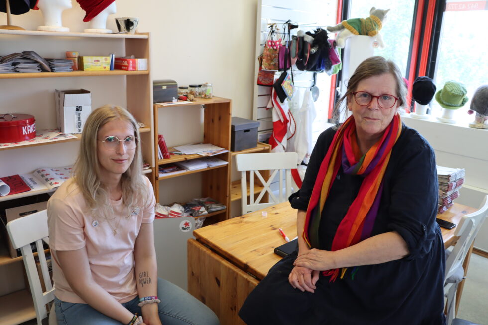 Julia Amelia Bøhmer (t.v.) og Torunn Arnesen står bak Skeiv Kafe, som forhåpentligvis skal få skeive i Kongsvinger til å møtes.