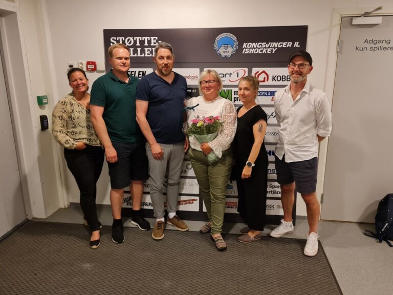 Tove Gulbrandsen (med blomsterbukett) går av som styreleder i ishockeyklubben. Linda Lind Noer (f.v.), Raymond Føien, Christer Mykkestue, Stine Eriksson og Anders Angelbrant er klar for å gjøre et innsats i klubbstyret.