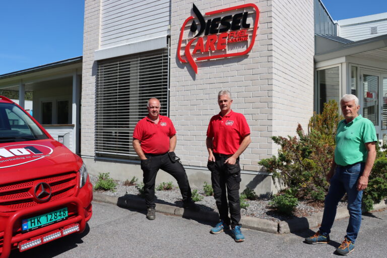 «P.O» Sundbäck (t.v.), Tommy Jahnsrud og Per Jahnsrud er spesialister på å redde drivstoff fra å bli kastet. Det å kaste drivstoff er ikke spesielt miljøvennlig, og det er kunder villige til å betale for å slippe.