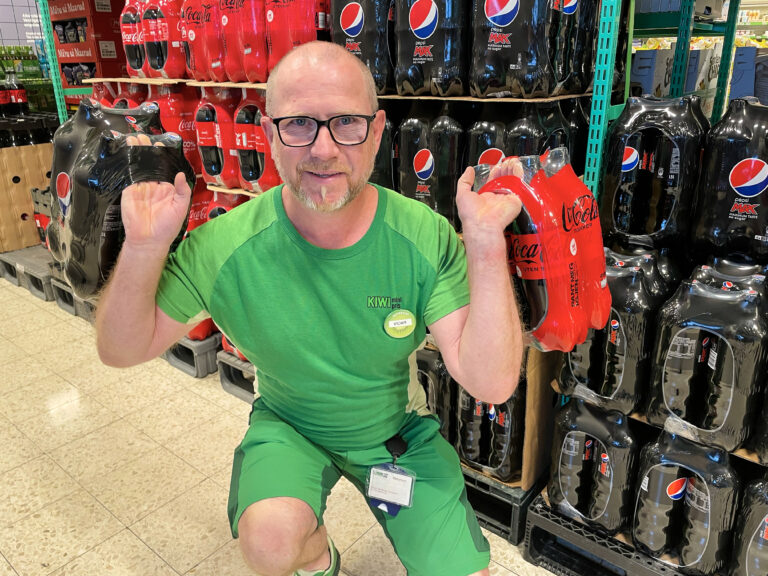 Vidar Iversen ved Kiwi Sundehjørnet er klar for å gå i bruskrig med svenskene. Kiwi var først ute med å kutte prisene på sukkefri Coca cola og Pepsi Max, men de andre kjedene har fulgt etter.