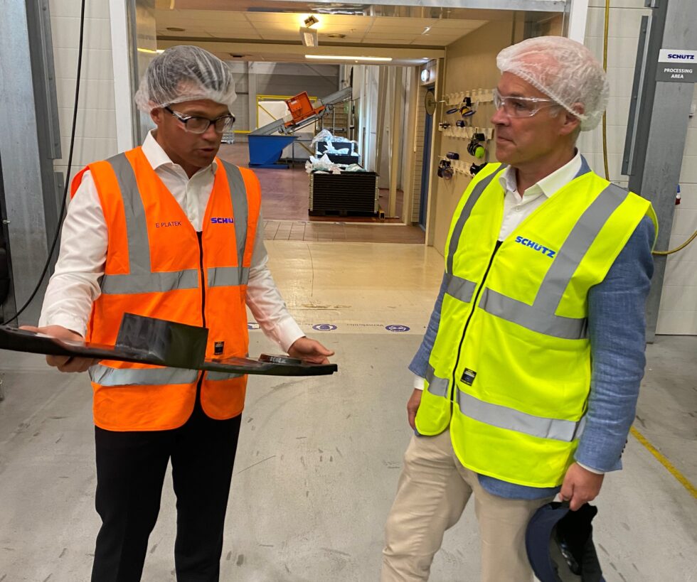 Finansminister Jan Tore Sanner og direktør Erik Platek sammen med Anna Molberg, Eli Wathne og Inger Noer på SIVA-befaring.