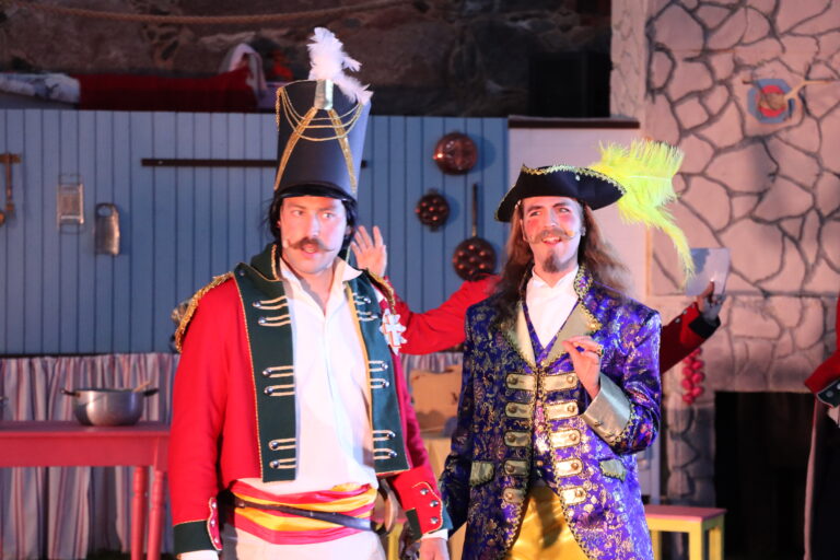 Oberst Krebs (Glenn Luijbregts) og Anka (Andréas Aarskog) illustrerer det gamle forholdet mellom nordmenn og svensker denne sommeren.