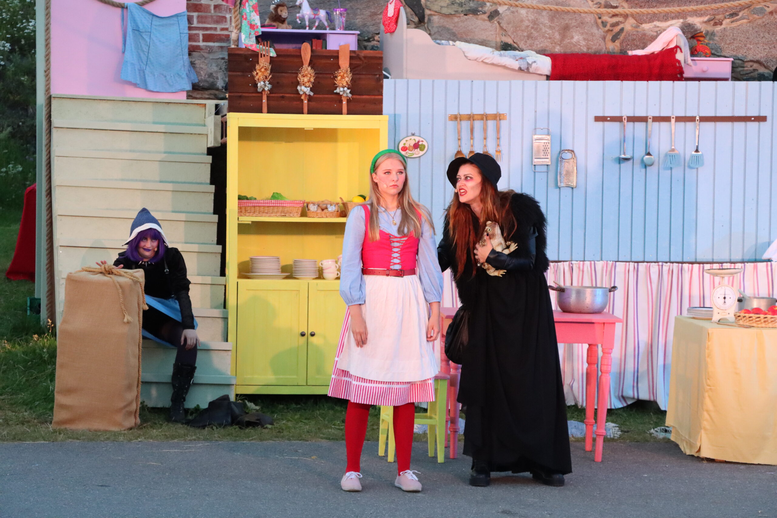 Klara (Silje Aasvestad Sandvik) sin sommerjobb er å hanskes opp med onde krefter, som for eksempel heksa Siv (Kathrine Kolgrov).