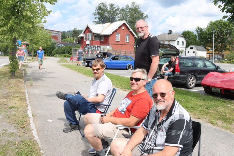 Dan Patrick Rudshagen (t.v.), Morten Lund, Nils Ove Rudshagen og Rune Jullum likte kortesjen som gikk gjennom byen. Deres egne biler lot de stå på parkeringsplassen.