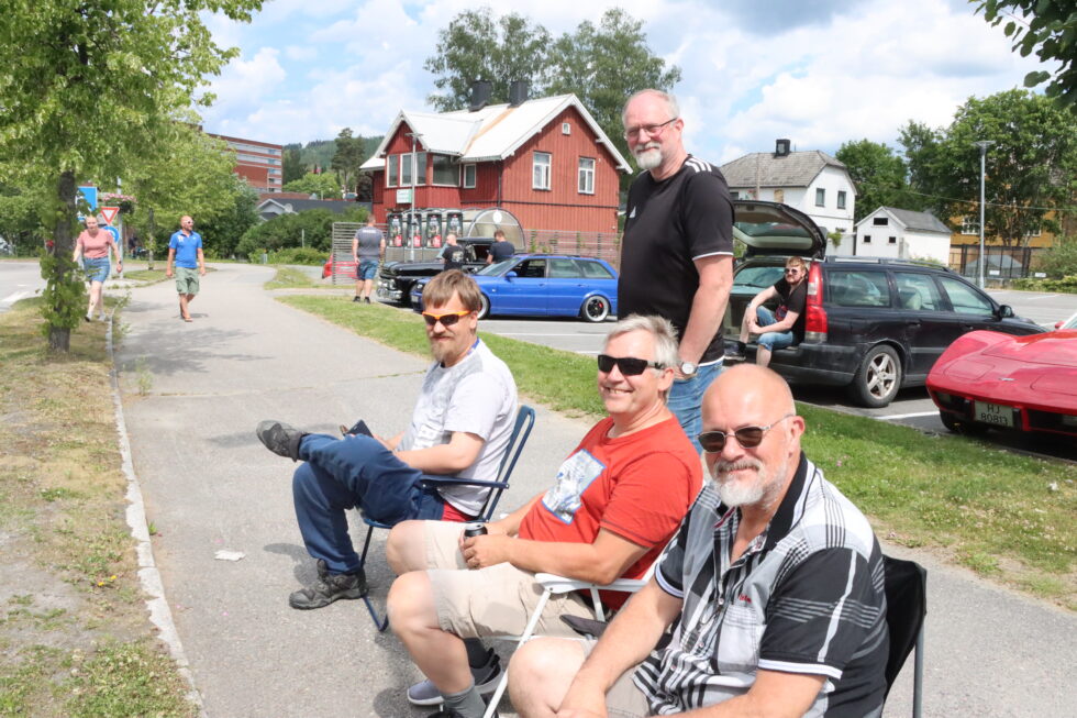 Dan Patrick Rudshagen (t.v.), Morten Lund, Nils Ove Rudshagen og Rune Jullum likte kortesjen som gikk gjennom byen. Deres egne biler lot de stå på parkeringsplassen.