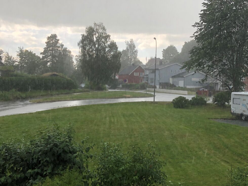Borte i det fjerne reiste oppholdsværet, og mørke skyer tok over. Slik må vi regne med at det blir de neste dagene, tror Meteorologisk Institutt.