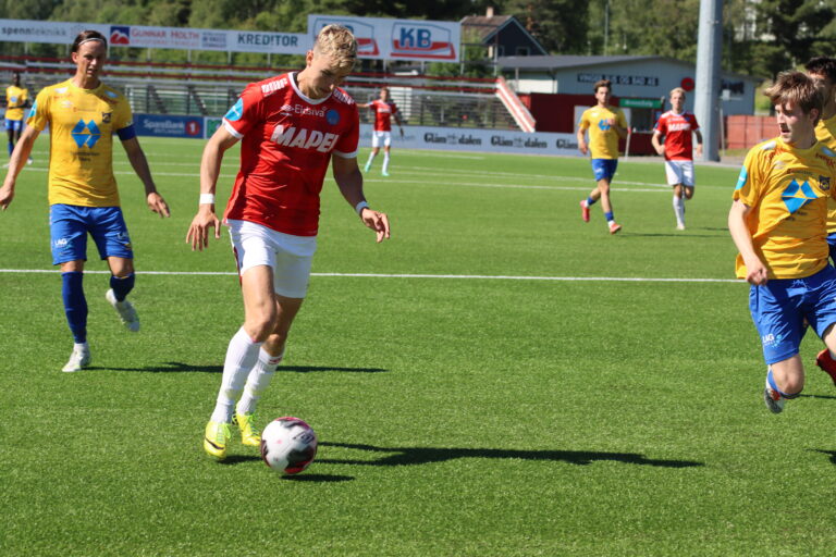 Martin Hoel Andersen begynte profflivet i Kvik Halden for seks år siden. Nå skal han gjøre mål i rød drakt.