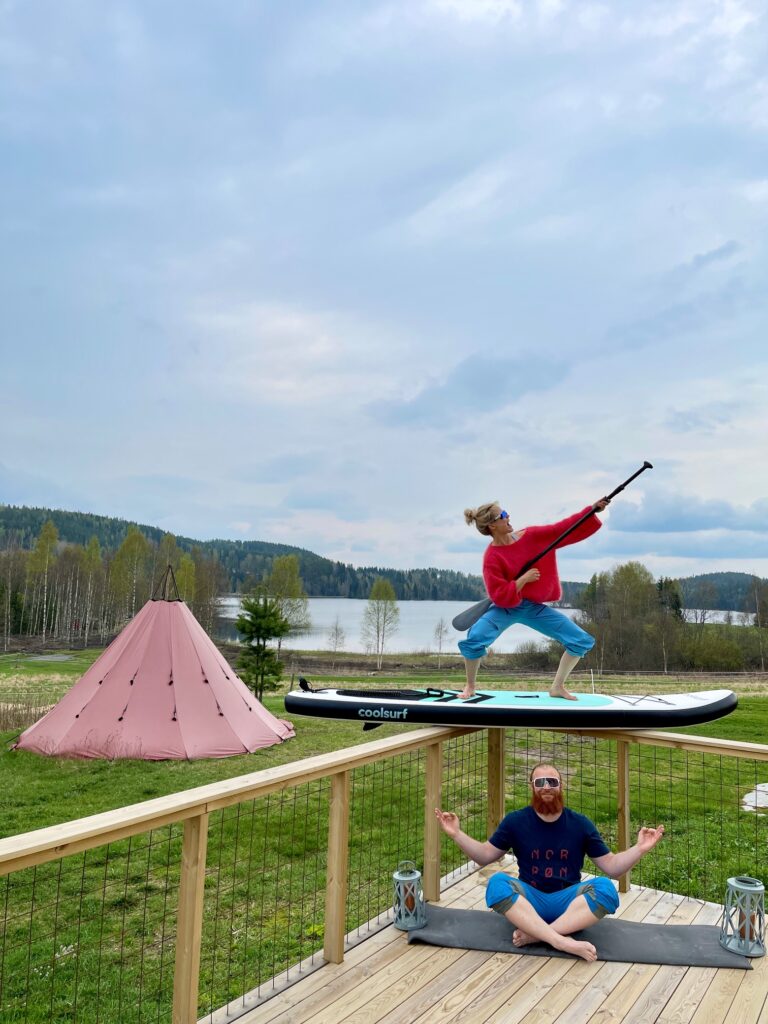 Usikker på hvor du skal legge ferien? Lokalt er det mye å finne på og svært gode tilbud, fastholder Mari Finsen og Mats Berglund, de to sprelske.