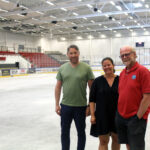 Snart skal isen tilbake på banen og hallen åpens igjen. Styreleder Christer Mykkestue, styremedlem Lisa Lind Noer og klubbveileder Petter Norstrøm forteller at de har store planer for klubben i tiden fremover.