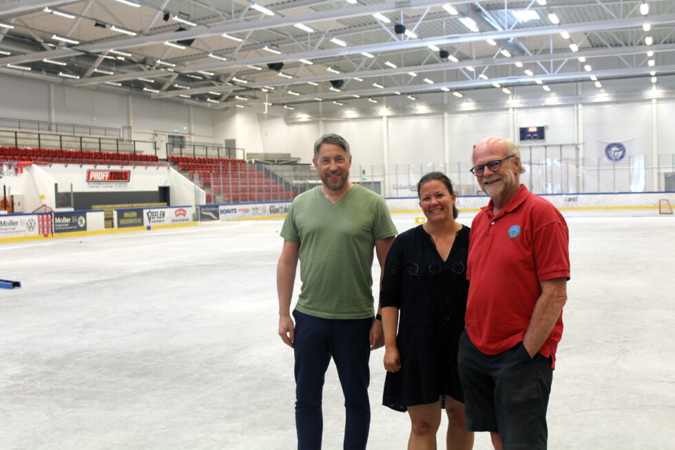 Snart skal isen tilbake på banen og hallen åpens igjen. Styreleder Christer Mykkestue, styremedlem Lisa Lind Noer og klubbveileder Petter Norstrøm forteller at de har store planer for klubben i tiden fremover.