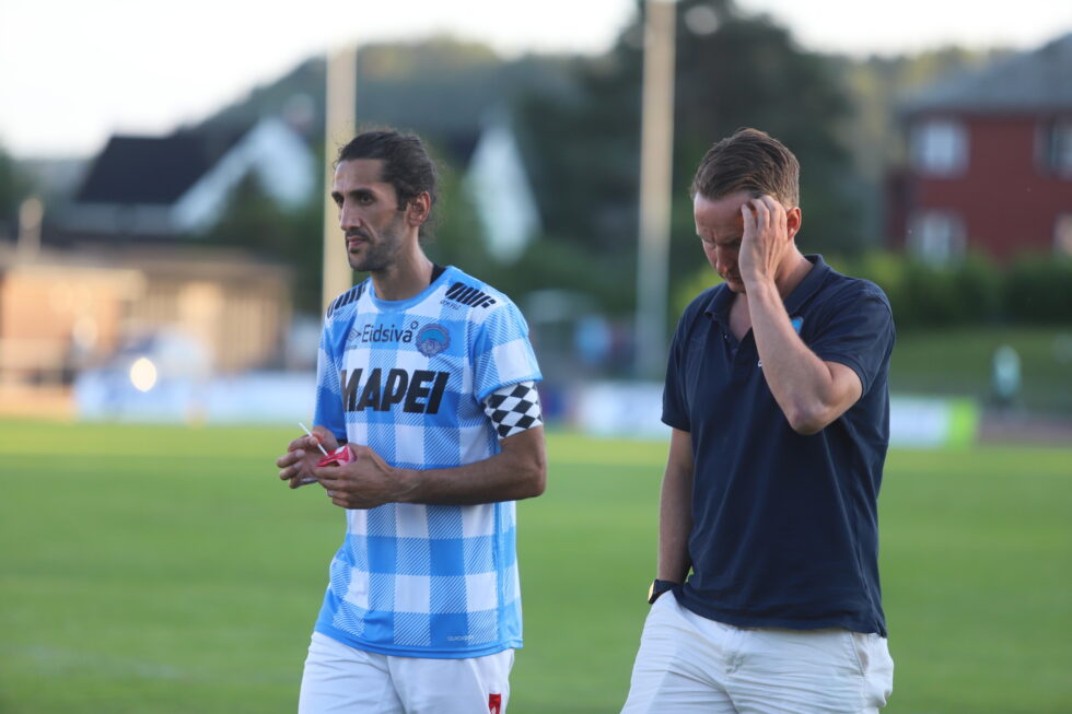 KIL-kaptein Adem Güven og KIL-sjef Espen Nystuen gikk slukøret av gressmatta på Halden stadion.