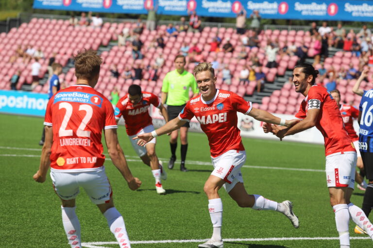 Allerede etter tre minutter kunne Martin Tangen Vinjor juble for scoring. Han var banens bestemann da KIL vant 4-0 over Florø.