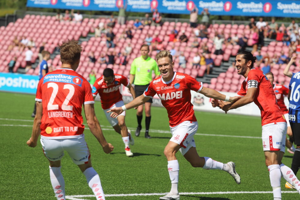 Allerede etter tre minutter kunne Martin Tangen Vinjor juble for scoring. Han var banens bestemann da KIL vant 4-0 over Florø.