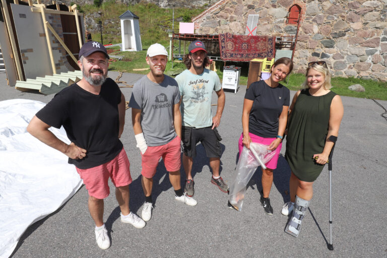 Mandag var Lars Løfsgaard (f.v.), Martin Høgberget, Miguel Lalande, Ann Kristin Vårdal Olsen og Belinda Mellum fra Foreningen Eventyrfestningen i full gang med å rydde etter den fantastiske forestillingen.