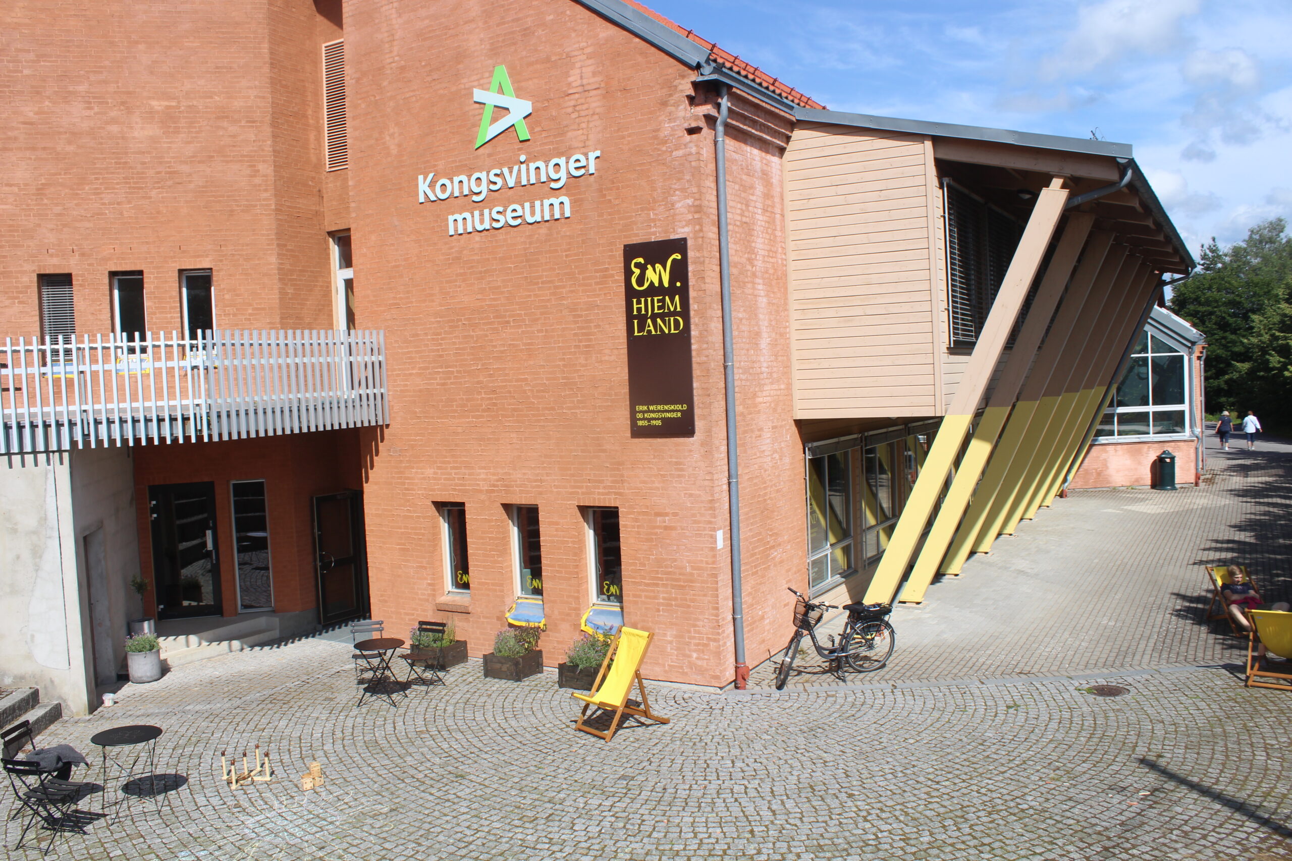 Det skal settes opp store skilter som viser ned til det nye inngangspartiet på nedsiden av museet, trappen ned skal rustes ytterligere opp og området skal flates ut og tas i bruk.