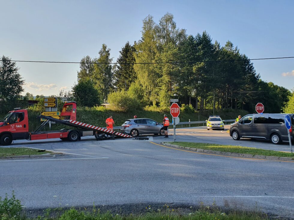 To biler og totalt åtte personer var involvert i trafikkulykke på Eenvegen på Roverud mandag.