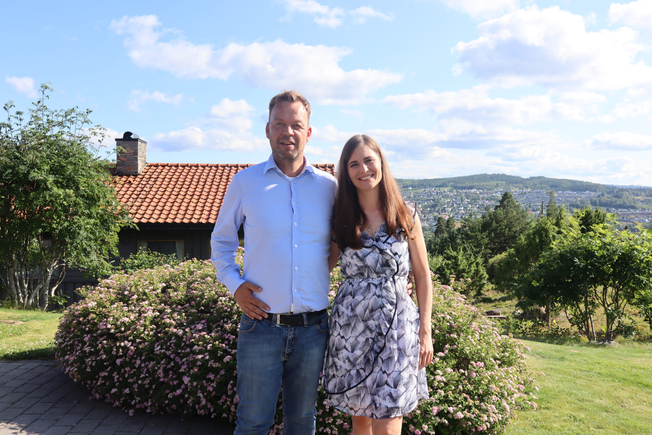 Sverre og samboer Monika solgte leilighet i Oslo og flyttet til Kongsvinger selv om de begge arbeider i Oslo-området.