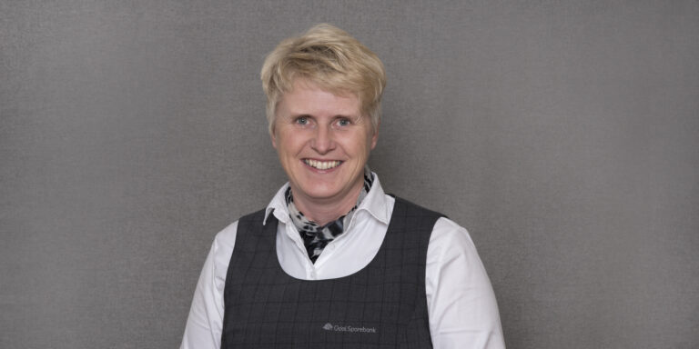 Lena Sundet Grinna er IT og prosjektansvarlig i Odal Sparebank. Hun advarer mot å gi andre tilgang til BankID’en din.