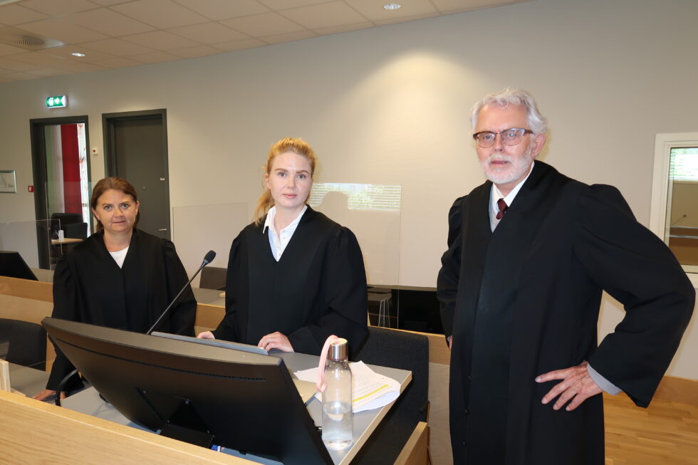 Politiadvokat Anja Ruud påsto fengsel i to år for mannen som for tredje gang sto tiltalt for mishandling av sin samboer. Nå har Romerike og Glåmdal tingrett avsagt dom i tråd med påstanden. Her er hun flankert av bistandsadvokat Siri Brænden (t.v.) og forsvarer Ove Herman Frang.