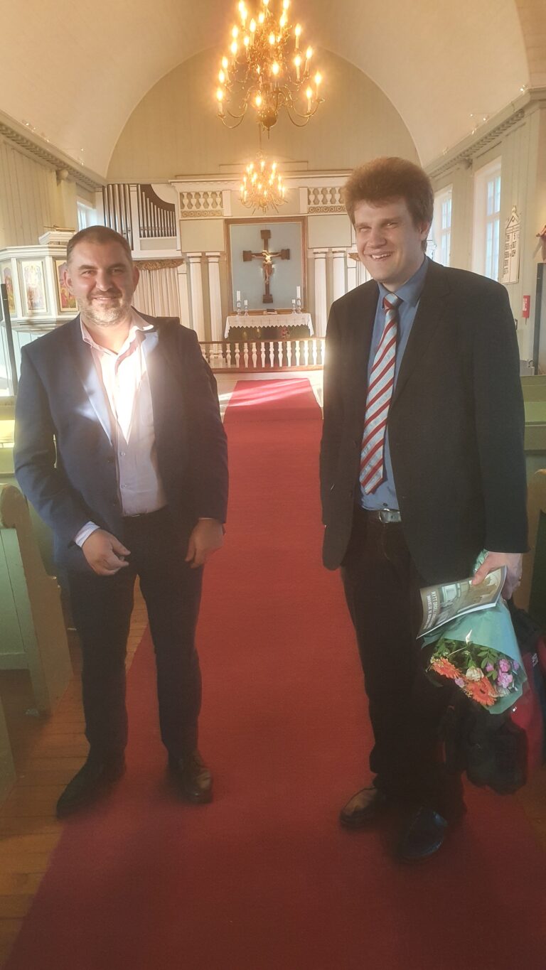 1. ambassaderåd ved den polske ambassaden i Oslo Grzegorz Szopinski og vikarierende organist i Vinger Kirke Michal F. Runowski etter konserten torsdag kveld.