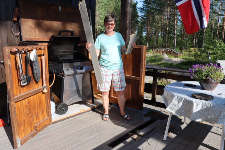 Terrassebordet fløy avgårde da lynnedslaget traff hytta til Berit og Jarl Ilaug. Andre materielle skader ble det også.