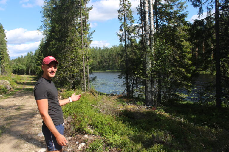 Lars Torgersrud viser oss en av seks plasser langs Rotna der familien ønsker å legge til rette for individuelle naturcampingplasser for bobiler.