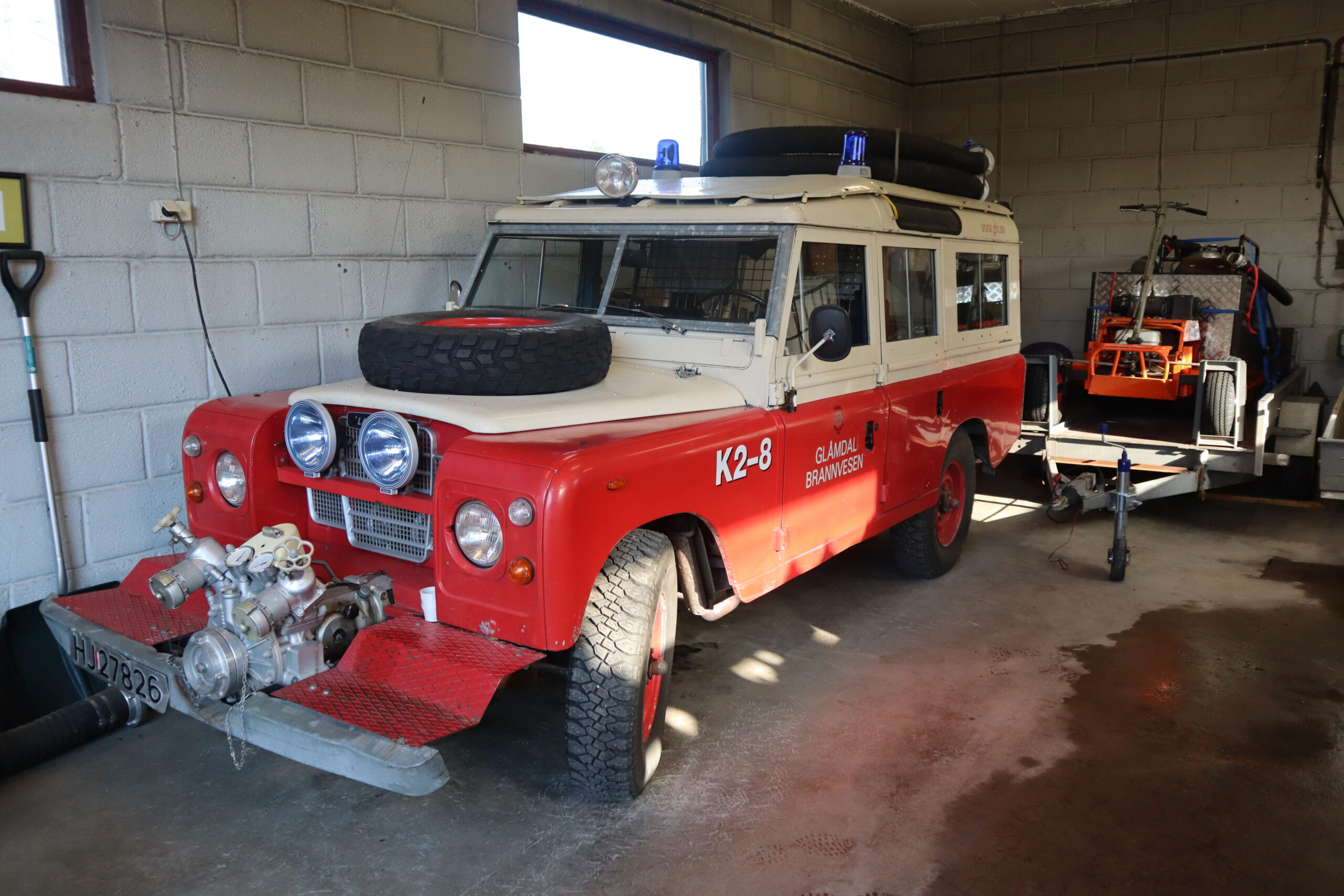 Landroveren fra 1976 ble kjøpt inn som ny til brannstasjonen på Kirkenær. Nå tjenestegjør den som "vannpumpe" på hjul hos brannvesenet på Austmarka