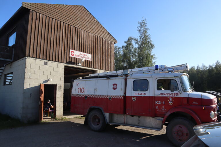 God rekruttering av flere deltids brannkonstabler skal sikre at bygda også i fremtiden har god brannberedskap. Fra venstre: Robin Jansrud, Johan Svendsen, Jonas Linnerud, Christian Rudberg, Maren Judin, Maren Bekkengen, Einar Evjebråten, Emil Sandbakken, Stian Dahl, Fredrik Vestbekken og beredskapsleder Arnfinn Strømstad.
