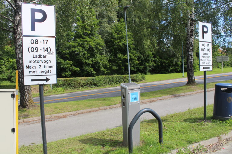 Ladeuttakene på ladestasjonen på langtidsparkeringen i Arko-vegen er to av flere kommunale elbilladerne som nå har vært ute av drift i lengre tid.