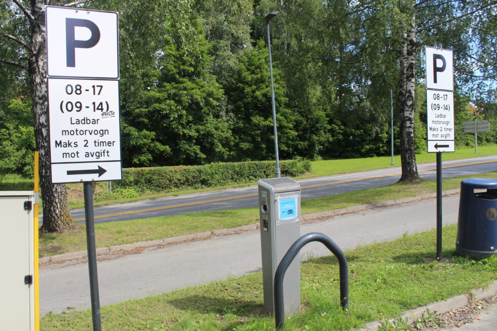 Ladeuttakene på ladestasjonen på langtidsparkeringen i Arko-vegen er to av flere kommunale elbilladerne som nå har vært ute av drift i lengre tid.