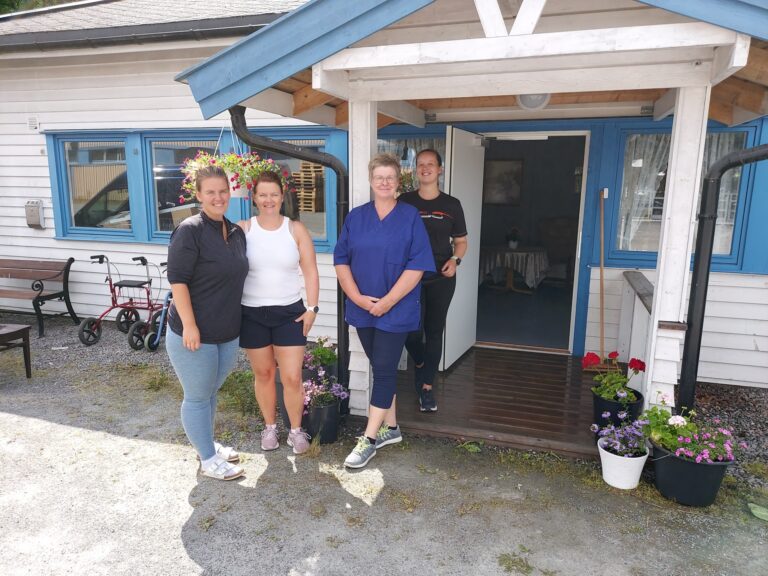 Beate Hansen, Nina Haugen, Hege Kristin Myhre og Mari Karlsen. Bildet er tatt utenfor inngangen til det nye dagsenteret, som ligger på Langeland i Kristian Walbys vei.