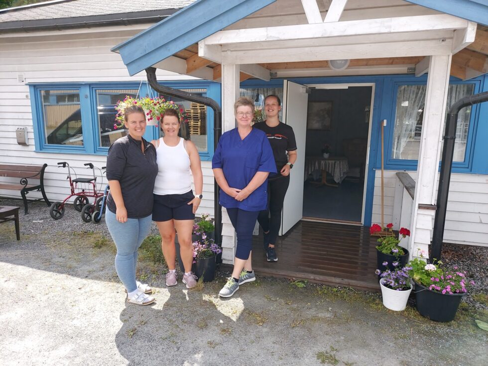 Beate Hansen, Nina Haugen, Hege Kristin Myhre og Mari Karlsen. Bildet er tatt utenfor inngangen til det nye dagsenteret, som ligger på Langeland i Kristian Walbys vei.