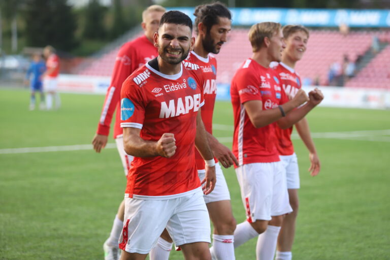 KIL-supporterne er sulteforet på suksess. I toppkampen mot Alta fikk de skjerpet apetitten med sin egen Big Mac - Mac Laham - som ble matchvinner tre minutter før full tid.