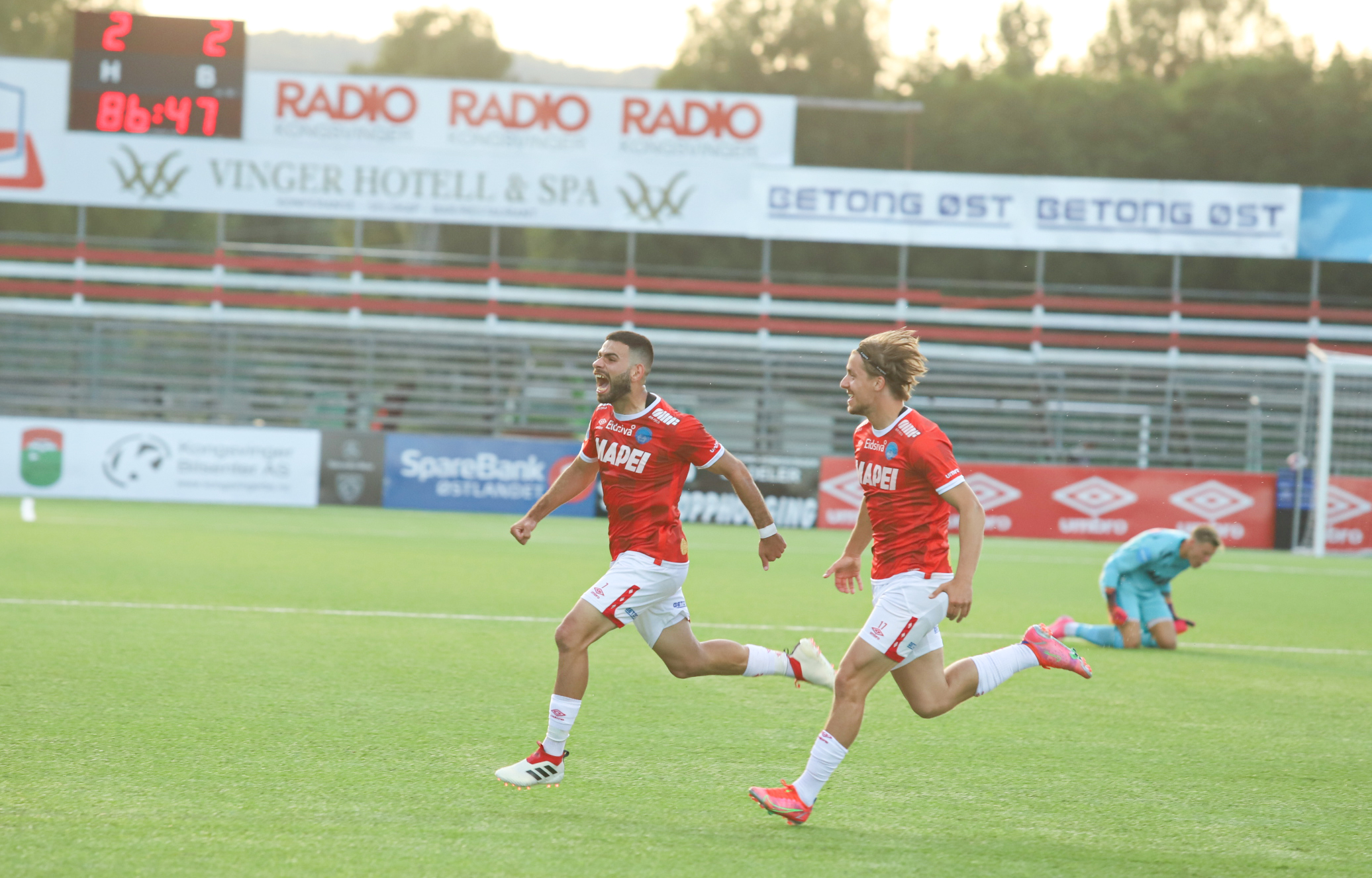 Mac Laham startet på en lang løpetur etter å ha satt inn 3-2. Det var så vidt Mathias Gjerstrøm klarte å henge på. I bakgrunnen har Andreas Smedplass gått ned på kne for å juble.