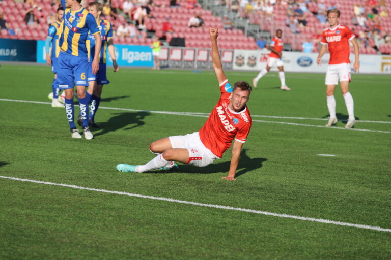 Her har Ludvig Langrekken akkurat sendt KIL i ledelsen 2-1.