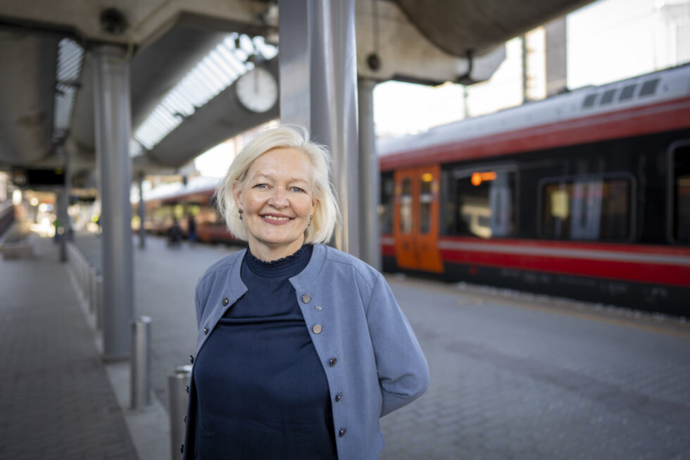 Gro Bakstad, konsernsjef i Vy, forteller at den nye ordningen gjør det mer fleksibelt og billigere for de som togpendler fra Kongsvinger til Oslo av og til.