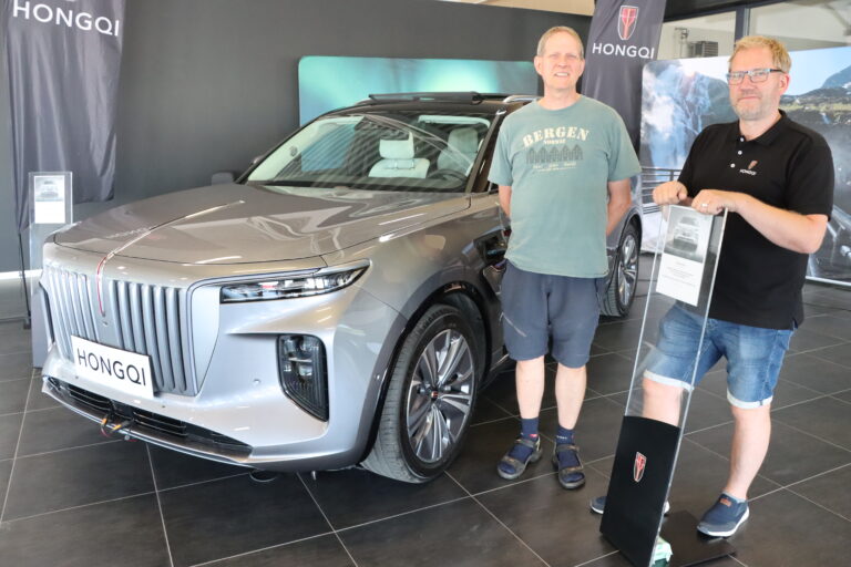 Sten Reimer (t.v.) er førstemann til å kjøpe Hongqi på Kongsvinger. Her sammen med selger Ronny Cato Nilsson.