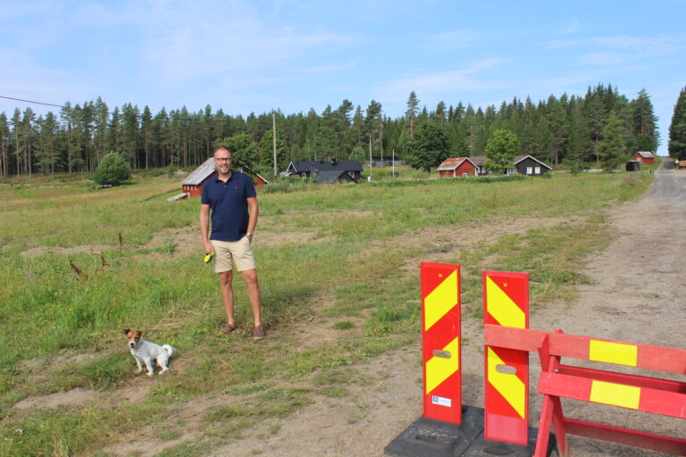 På denne gården, bare et kort steinkast fra riksgrensen mot Sverige, bor Emil Skoglund og familien hans. Beliggenheten gjør at det er lettere heller å dra bredbåndskablene over grensen enn å dra de igjennom skogen fra Norge.