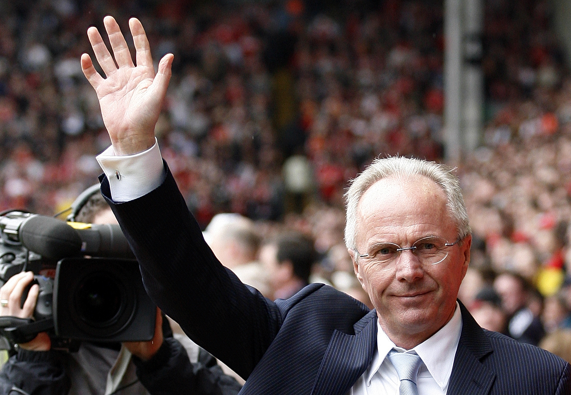 Her er Sven-Gøran Eriksson fotografert som Manchester City's manager før Premier League-oppgjøret mot Liverpool på Anfield Stadium i 2008.