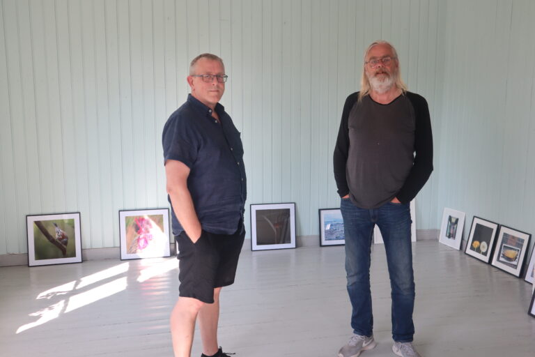 Fotografene Asle Rånå og Lasse Svenson stiller ut noen av sine bilder på Varaldskog skole førstkommende helg og neste helg.