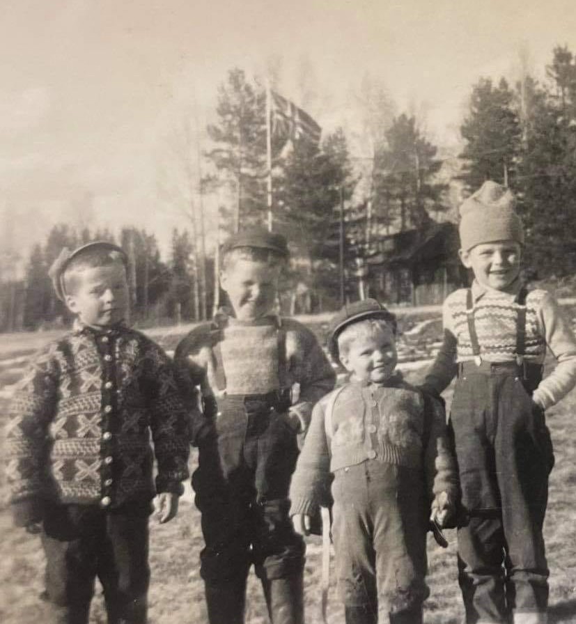 Det var alltid liv og røre i barndommen. Her er Tor til høyre i bildet.